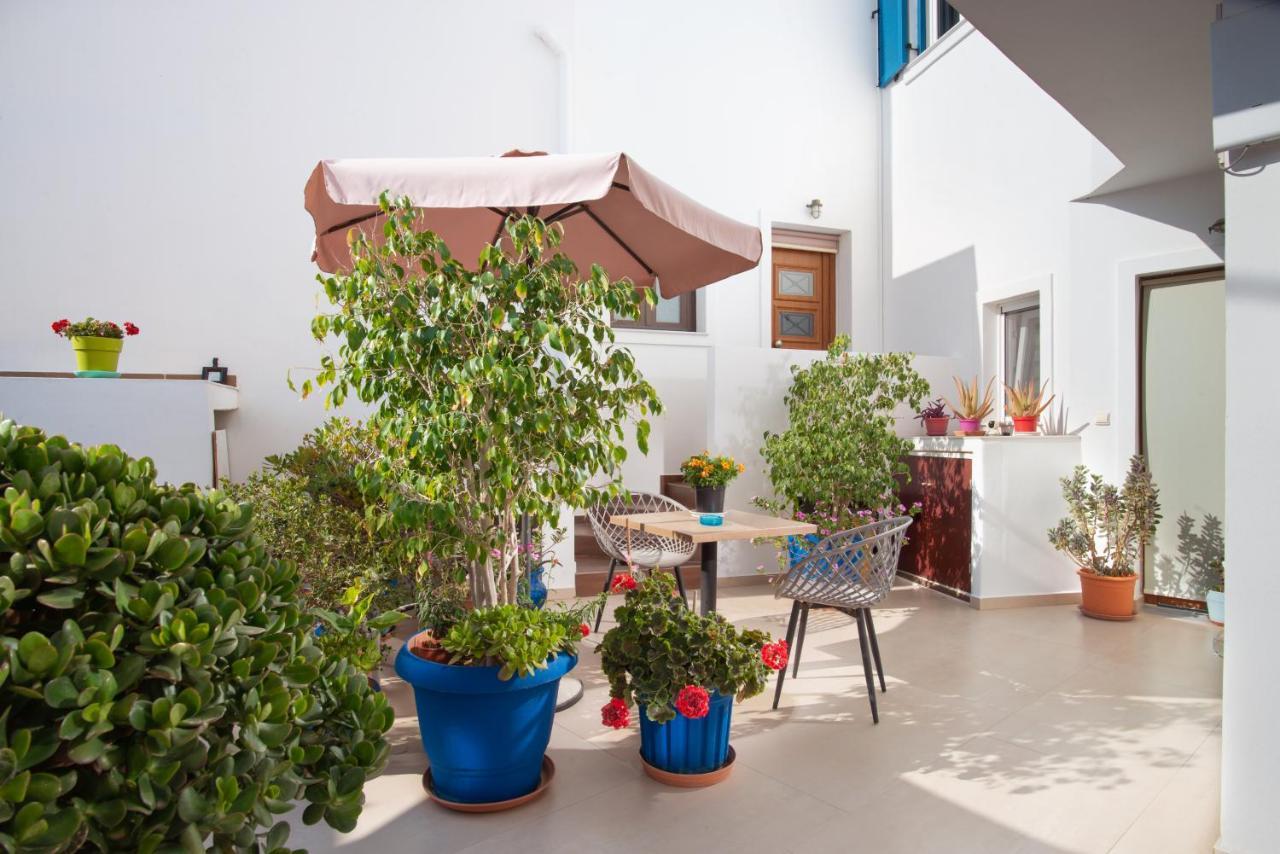 Angelica'S Deluxe Rooms In Adamas Exterior photo
