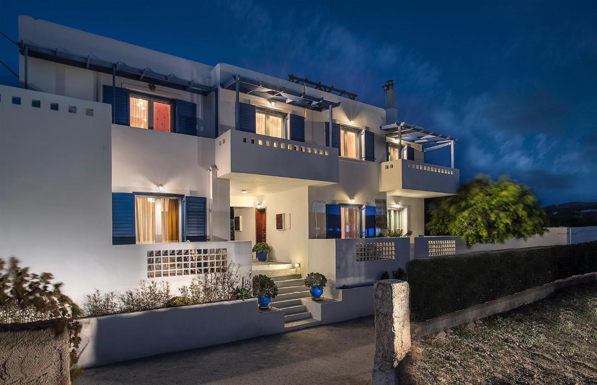 Angelica'S Deluxe Rooms In Adamas Exterior photo